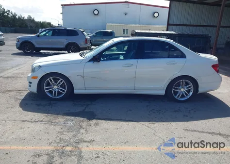 2012 Mercedes-Benz C 250 Sport z USA, uszkodzony, nr VIN WDDGF4HB5CR222002